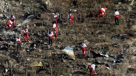 Vyšetřovatelé dorazili na místo havárie ukrajinského letadla, kde zahynulo přes 170 lidí (11.1.2020)