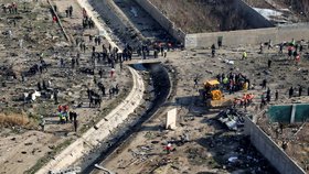 Vyšetřovatelé dorazili na místo havárie ukrajinského letadla, kde zahynulo přes 170 lidí (11.1.2020)