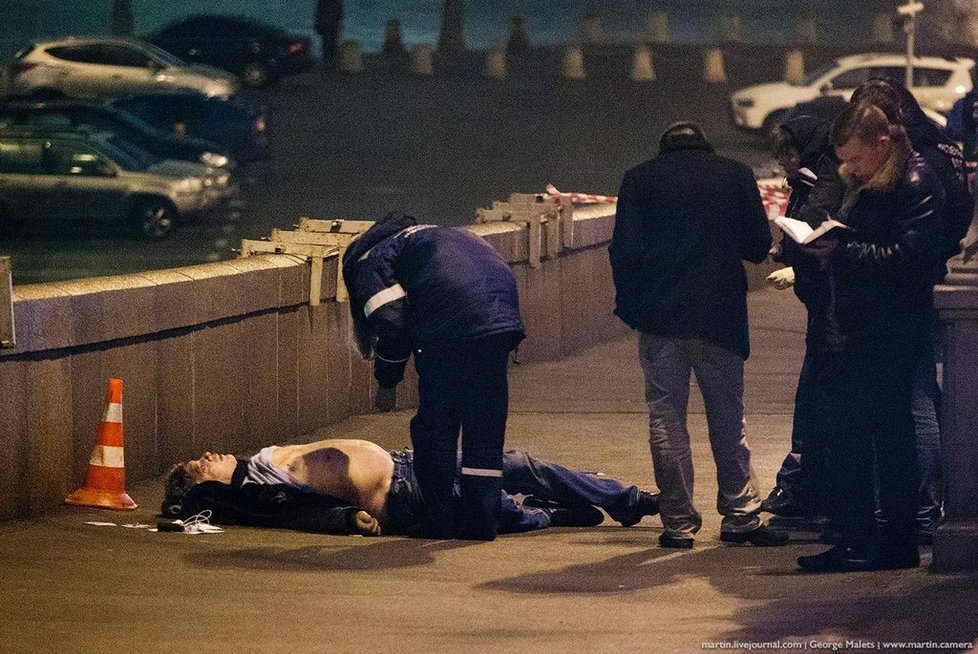 Vyšetřovatelé na místě vraždy Borise Němcova