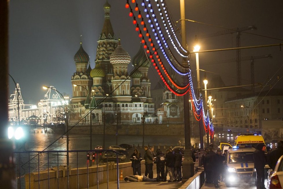 Vyšetřovatelé na místě vraždy Borise Němcova