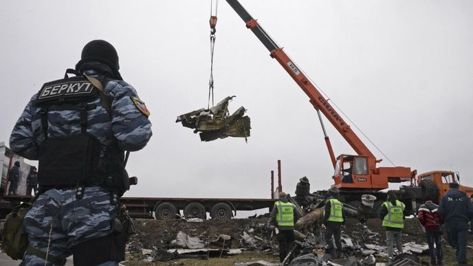 Vyšetřovatelé sbírají trosky letu MH17 na východě Ukrajiny