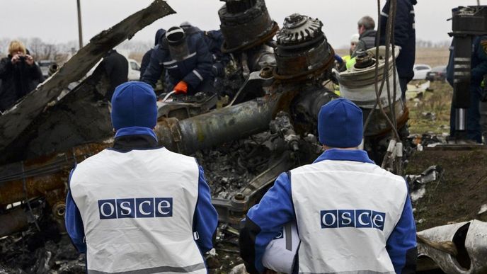 Vyšetřovatelé sbírají trosky letu MH17 na východě Ukrajiny Vyšetřovatelé sbírají trosky letu MH17 na východě Ukrajiny