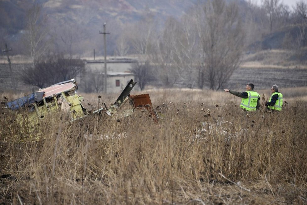 Vyšetřovatelé sbírají trosky letu MH17 na východě Ukrajiny.