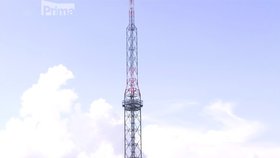 Dívka vylezla na 150 metrů vysoký vysílač. Tam ji zasáhl proud