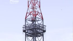 Dívka vylezla na 150 metrů vysoký vysílač. Tam ji zasáhl proud