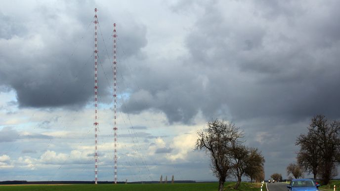 Česko přijde o svou nejvyšší stavbu, dva 355 metrů vysoké stožáry vysílače Liblice B. Česko přijde o svou nejvyšší stavbu, dva 355 metrů vysoké stožáry vysílače Liblice B.