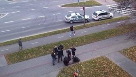 Zatčení šílence, který napadl dvě studentky, vyfotil člověk z nedalekého paneláku