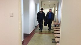 Rudolf K. (48, vlevo) a jeho právník odcházejí od okresního soudu ve Vyškově.