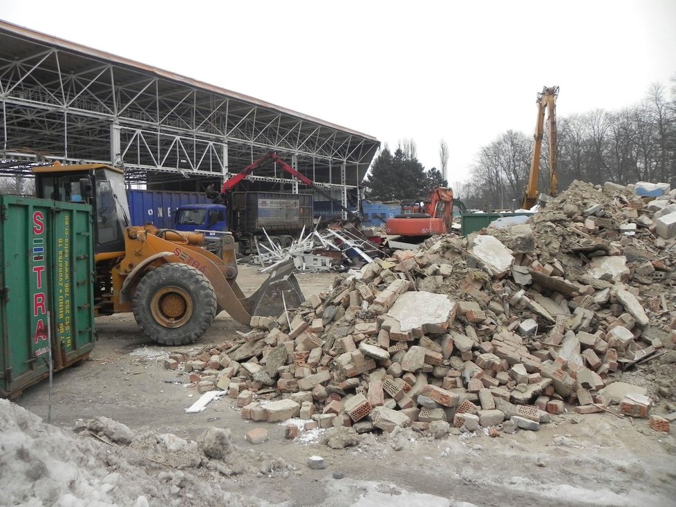 Starý zimní stadion už je minulostí. Na jeho místě vzniká nový moderní sportovní stánek