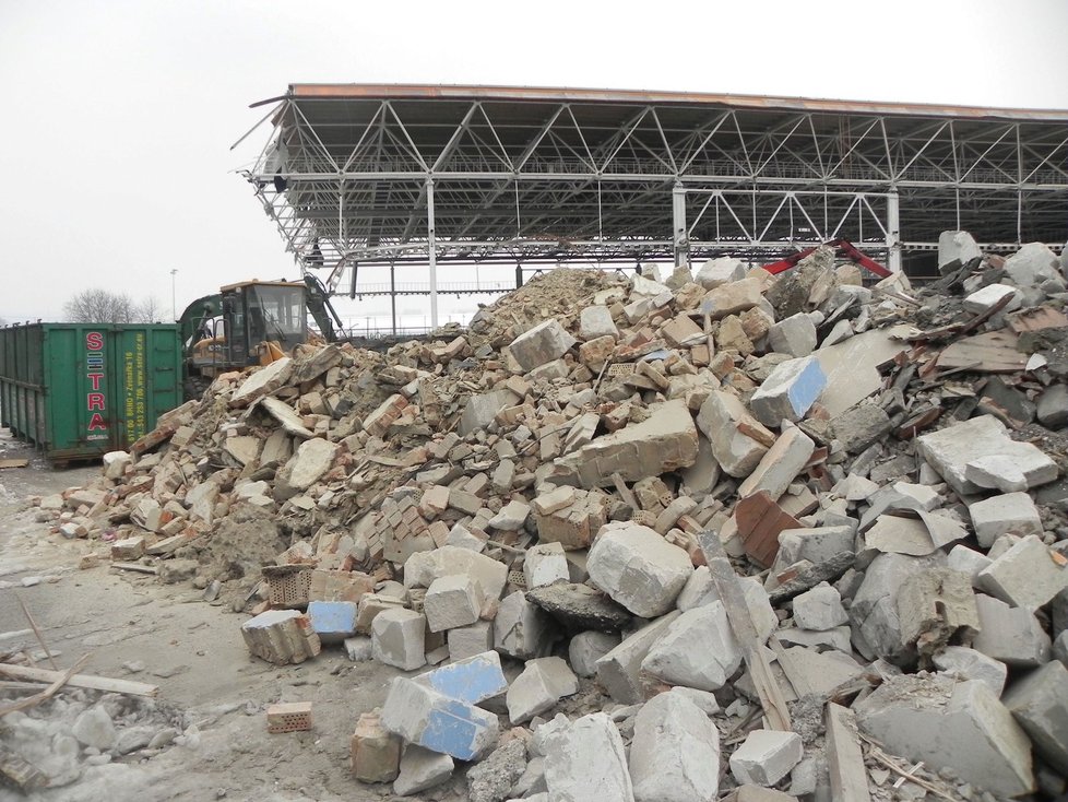 Starý zimní stadion už je minulostí. Na jeho místě vzniká nový moderní sportovní stánek