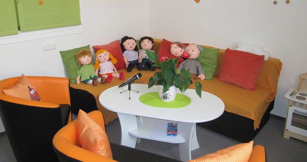 Výslechová místnost pro děti: Na panenkách ukážou, co se jim stalo