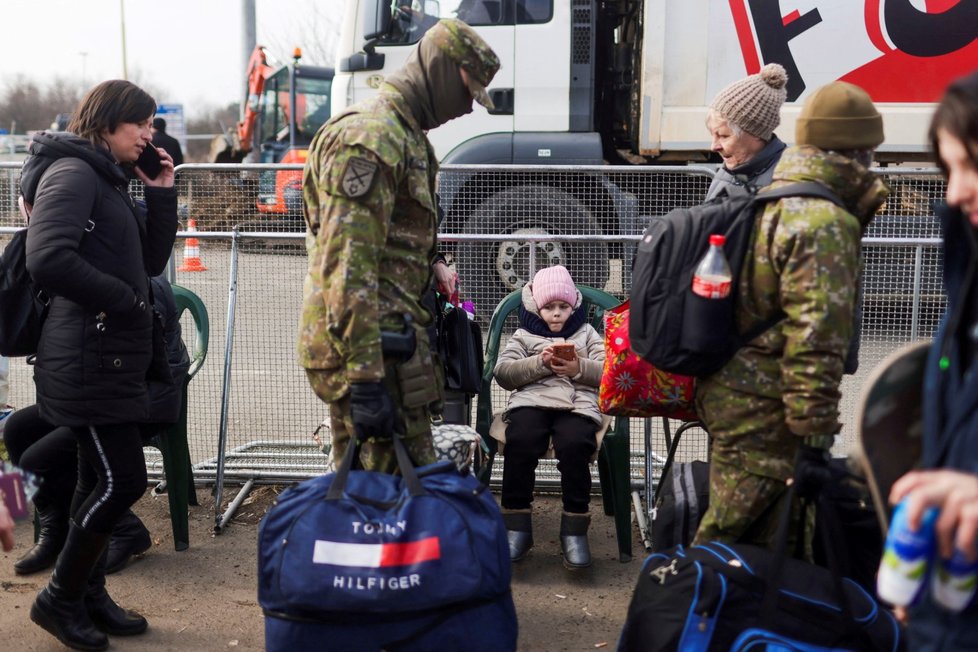 Lidé prchající před válkou na slovenském přechodu Vyšné Nemecké, 2. března.