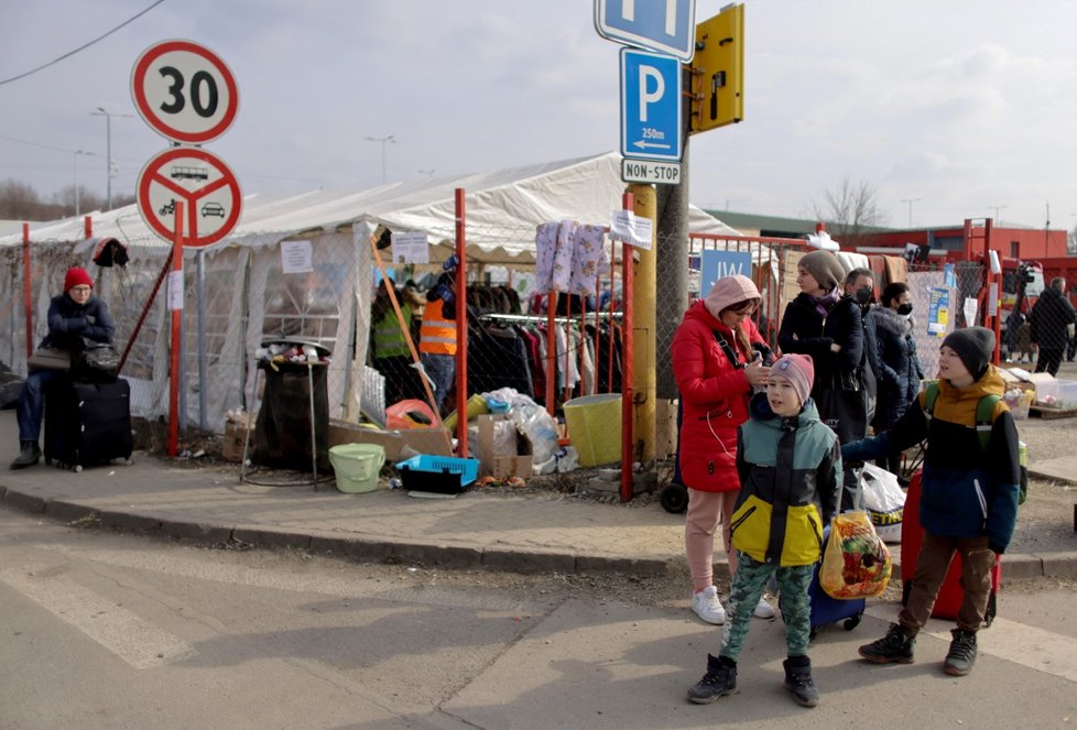 Lidé prchající před válkou na slovenském přechodu Vyšné Nemecké, 2. března.