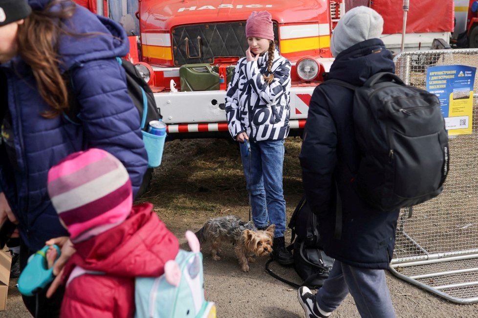 Lidé prchající před válkou na slovenském přechodu Vyšné Nemecké, 2. března.