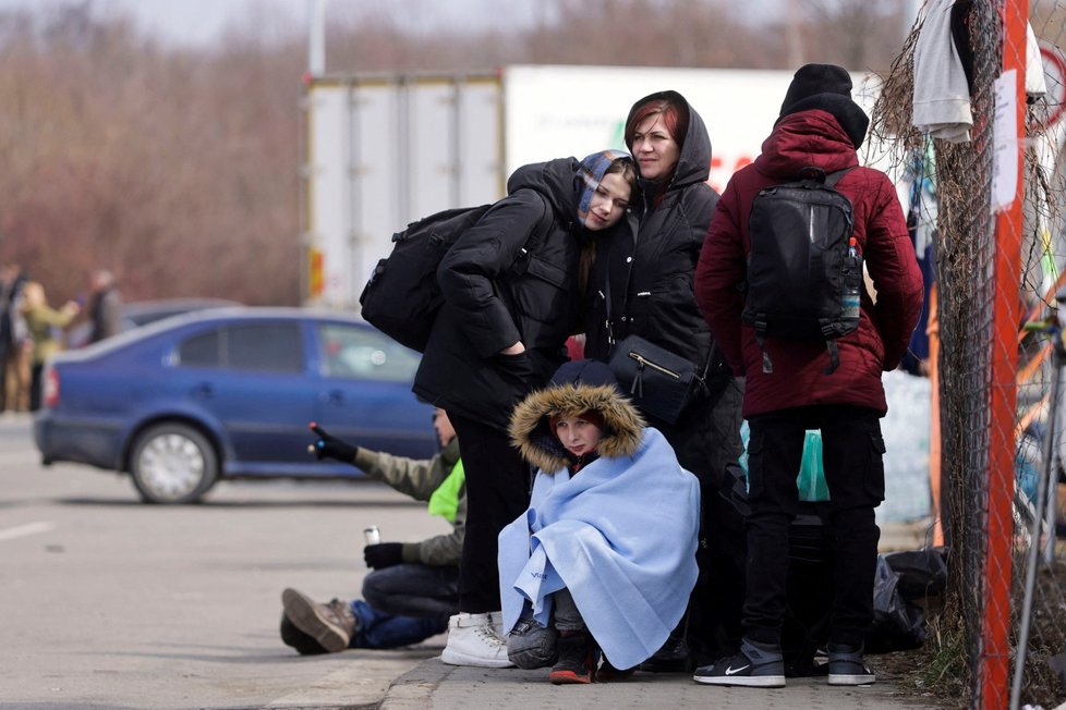 Lidé prchající před válkou na slovenském přechodu Vyšné Nemecké, 2. března.