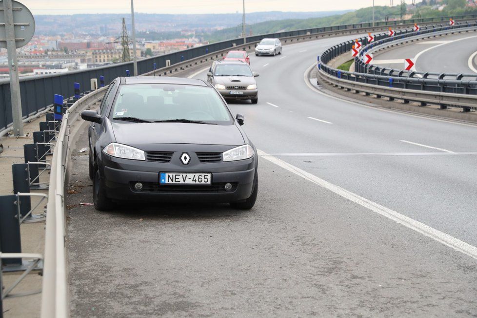 Auto straší v odstavném pruhu na Vysočanské radiále už měsíc.
