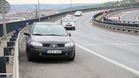 Auto „straší“ na Vysočanské radiále už měsíc! Nebezpečí nikdo neřeší, čeká se na nehodu?
