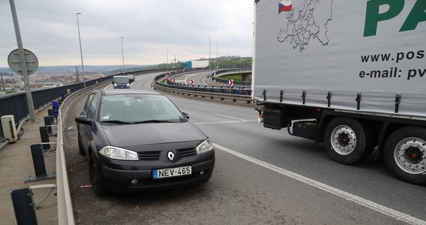 Auto straší v odstavném pruhu na Vysočanské radiále už měsíc.