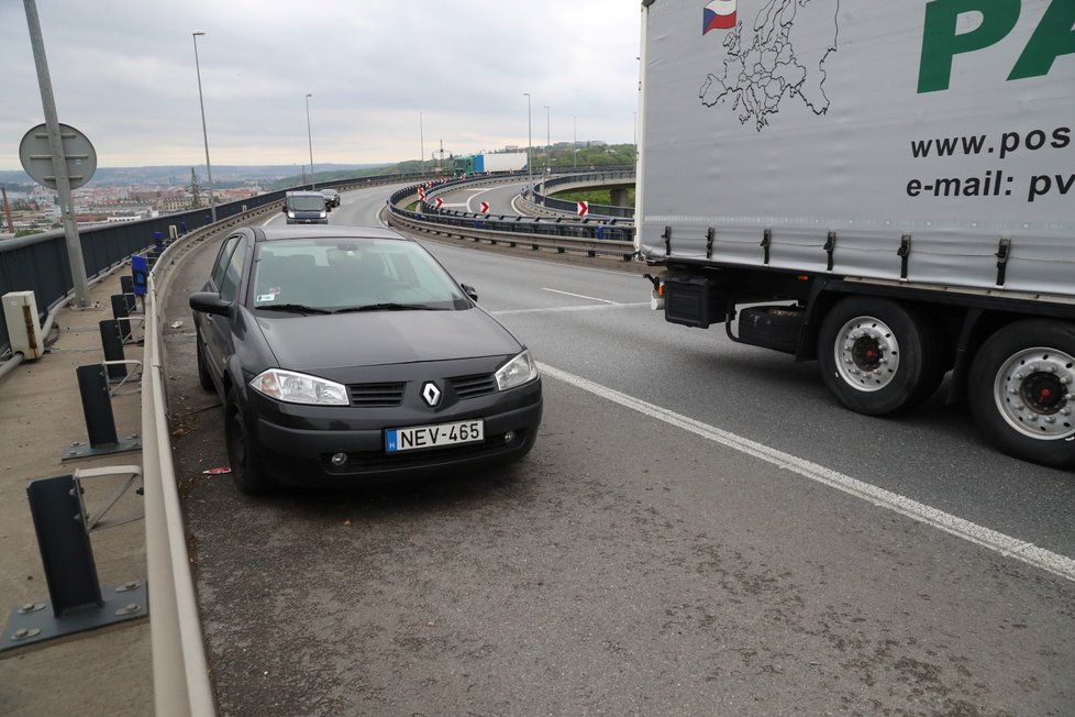 Auto straší v odstavném pruhu na Vysočanské radiále už měsíc.