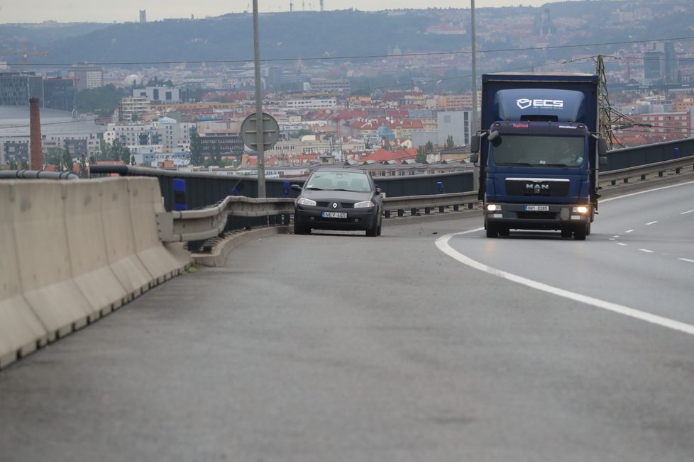 Auto straší v odstavném pruhu na Vysočanské radiále už měsíc.