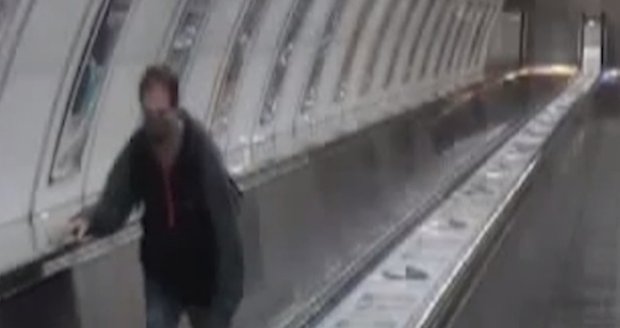 Muž sáhl ženě do rozkroku v metru na Vysočanské, policie hledá svědka.