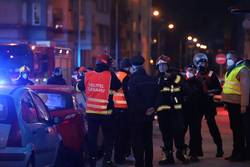 V Kovářské ulici na Praze 9 praskla zeď obytného domu. Hasiči evakuovali více než 20 lidí.