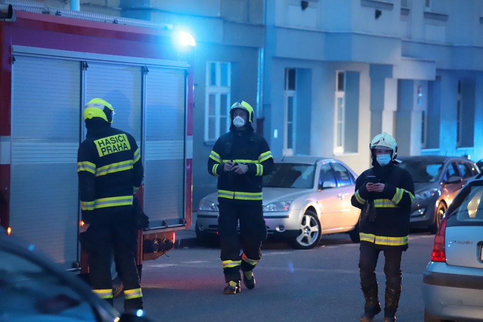 V Kovářské ulici na Praze 9 praskla zeď obytného domu. Hasiči evakuovali více než 20 lidí.