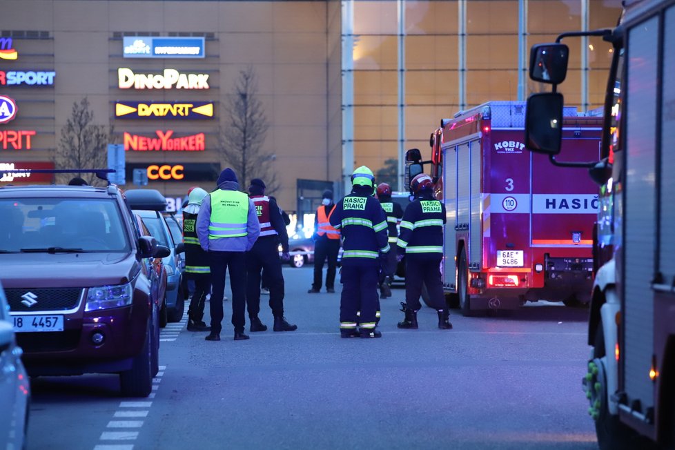 V Kovářské ulici na Praze 9 praskla zeď obytného domu. Hasiči evakuovali více než 20 lidí.