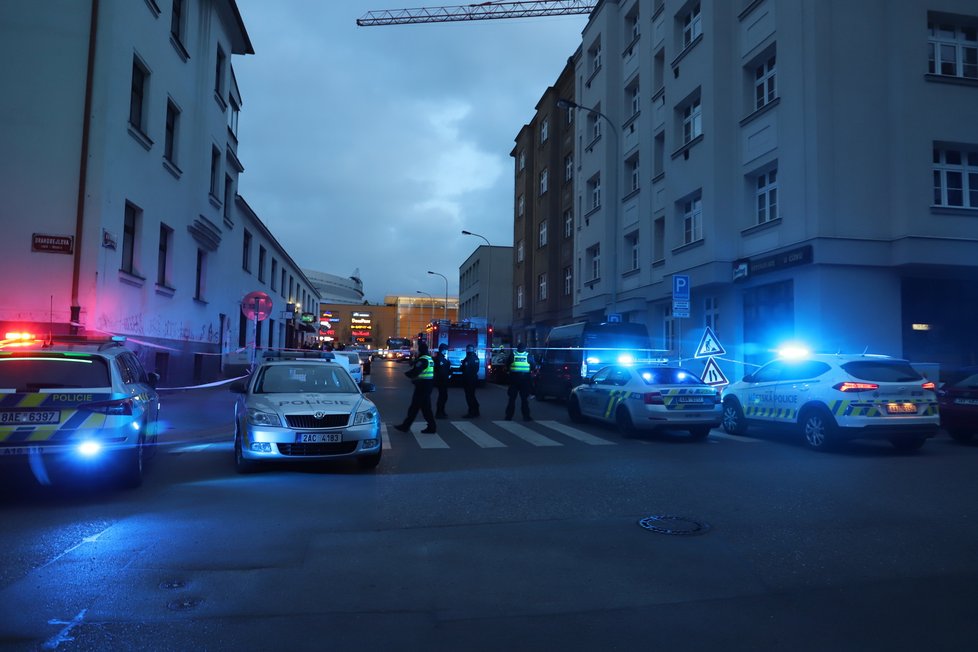 V Kovářské ulici na Praze 9 praskla zeď obytného domu. Hasiči evakuovali více než 20 lidí.