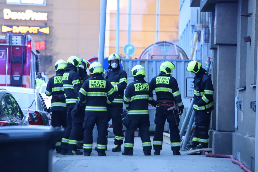 V Kovářské ulici na Praze 9 praskla zeď obytného domu. Hasiči evakuovali více než 20 lidí.