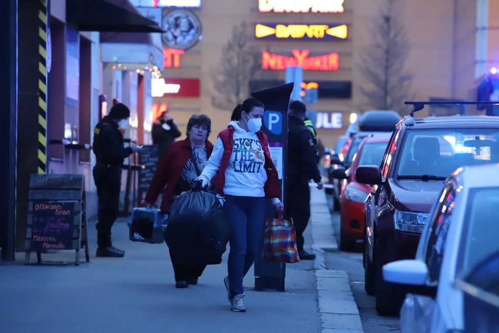 V Kovářské ulici na Praze 9 praskla zeď obytného domu. Hasiči evakuovali více než 20 lidí.