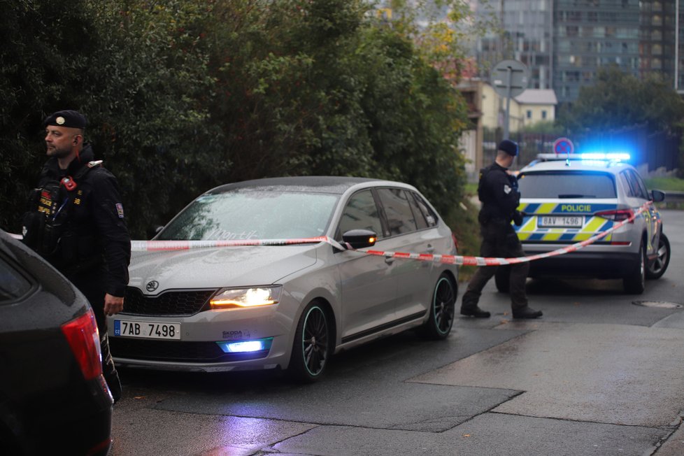 Pražští policisté v pondělí odpoledne zastavili ve Vysočanech řidiče podezřelého z krádeže motorového vozidla. Na kriminalisty začal autem najíždět a nezbylo jim nic jiného, než mu prostřelit pneumatiky. (11. října 2021)