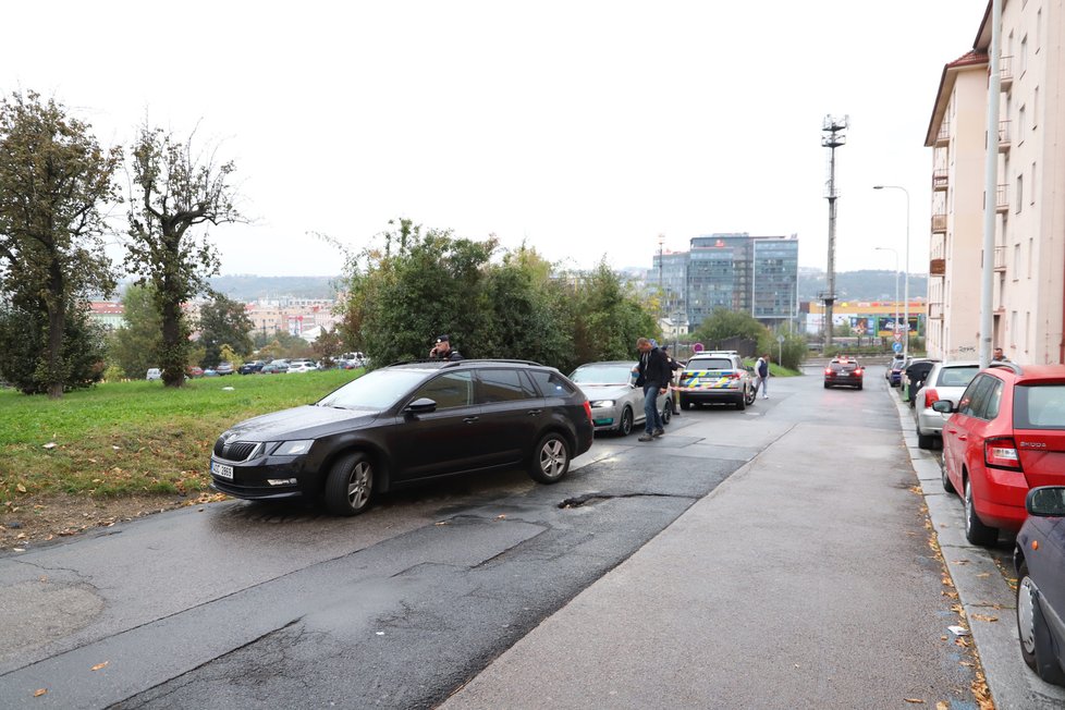 Pražští policisté v pondělí odpoledne zastavili ve Vysočanech řidiče podezřelého z krádeže motorového vozidla. Na kriminalisty začal autem najíždět a nezbylo jim nic jiného, než mu prostřelit pneumatiky. (11. října 2021)