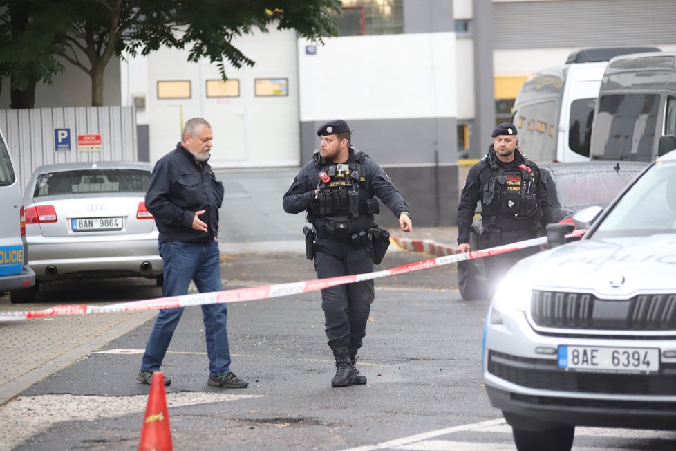 Pražští policisté v pondělí odpoledne zastavili ve Vysočanech řidiče podezřelého z krádeže motorového vozidla. Na kriminalisty začal autem najíždět a nezbylo jim nic jiného, než mu prostřelit pneumatiky. (11. října 2021)