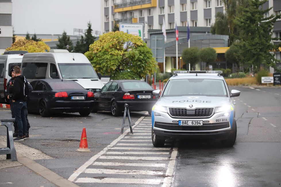 Pražští policisté v pondělí odpoledne zastavili ve Vysočanech řidiče podezřelého z krádeže motorového vozidla. Na kriminalisty začal autem najíždět a nezbylo jim nic jiného, než mu prostřelit pneumatiky. (11. října 2021)