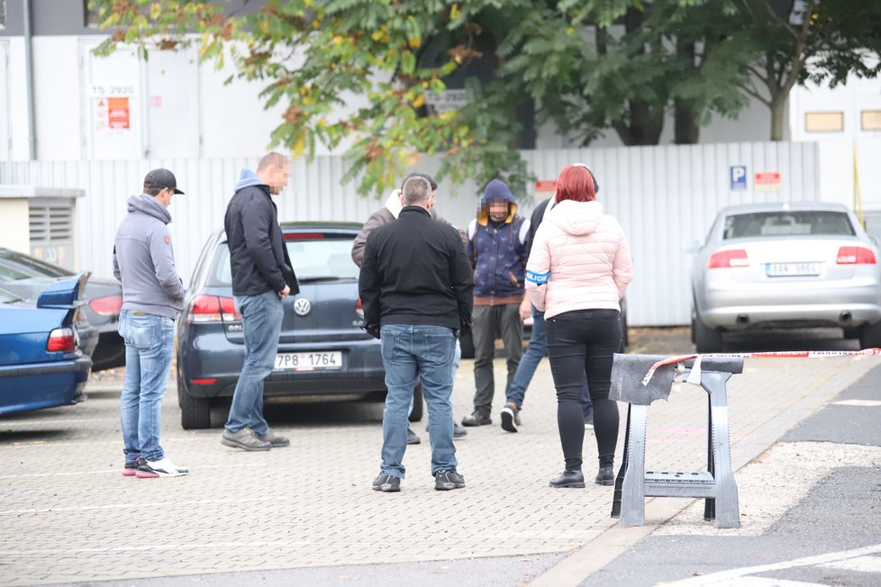 Pražští policisté v pondělí odpoledne zastavili ve Vysočanech řidiče podezřelého z krádeže motorového vozidla. Na kriminalisty začal autem najíždět a nezbylo jim nic jiného, než mu prostřelit pneumatiky. (11. října 2021)