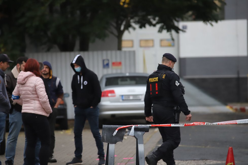 Pražští policisté v pondělí odpoledne zastavili ve Vysočanech řidiče podezřelého z krádeže motorového vozidla. Na kriminalisty začal autem najíždět a nezbylo jim nic jiného, než mu prostřelit pneumatiky. (11. října 2021)