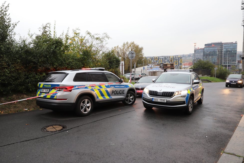 Pražští policisté v pondělí odpoledne zastavili ve Vysočanech řidiče podezřelého z krádeže motorového vozidla. Na kriminalisty začal autem najíždět a nezbylo jim nic jiného, než mu prostřelit pneumatiky. (11. října 2021)