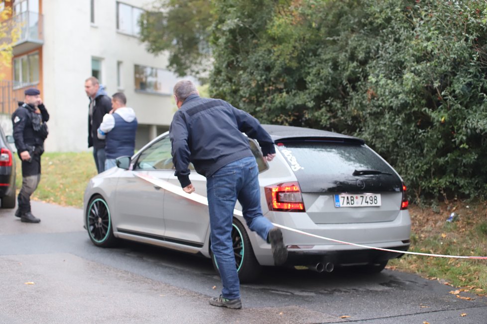 Pražští policisté v pondělí odpoledne zastavili ve Vysočanech řidiče podezřelého z krádeže motorového vozidla. Na kriminalisty začal autem najíždět a nezbylo jim nic jiného, než mu prostřelit pneumatiky. (11. října 2021)