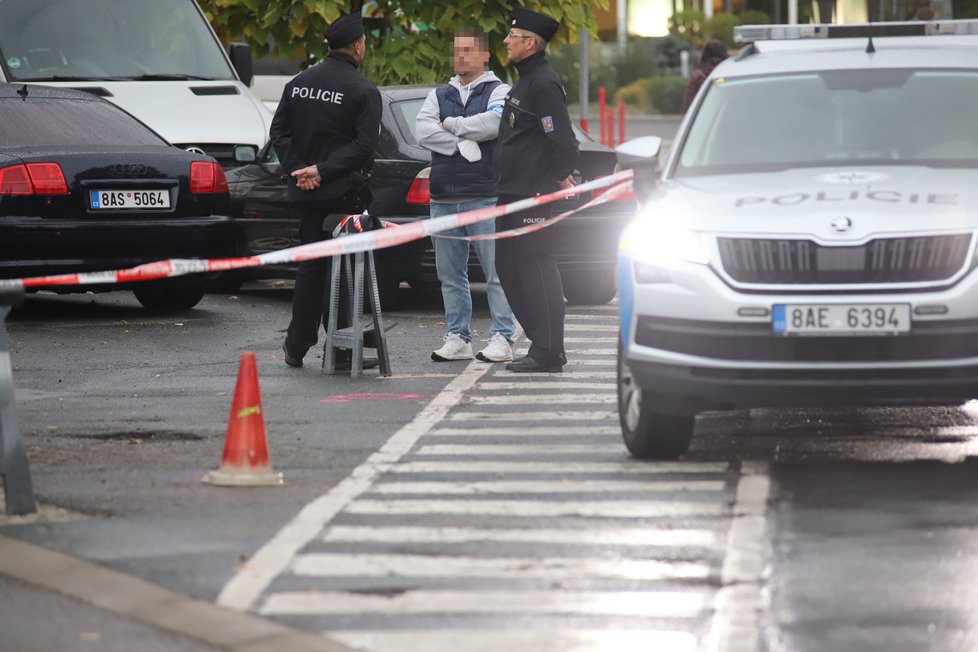 Pražští policisté v pondělí odpoledne zastavili ve Vysočanech řidiče podezřelého z krádeže motorového vozidla. Na kriminalisty začal autem najíždět a nezbylo jim nic jiného, než mu prostřelit pneumatiky. (11. října 2021)