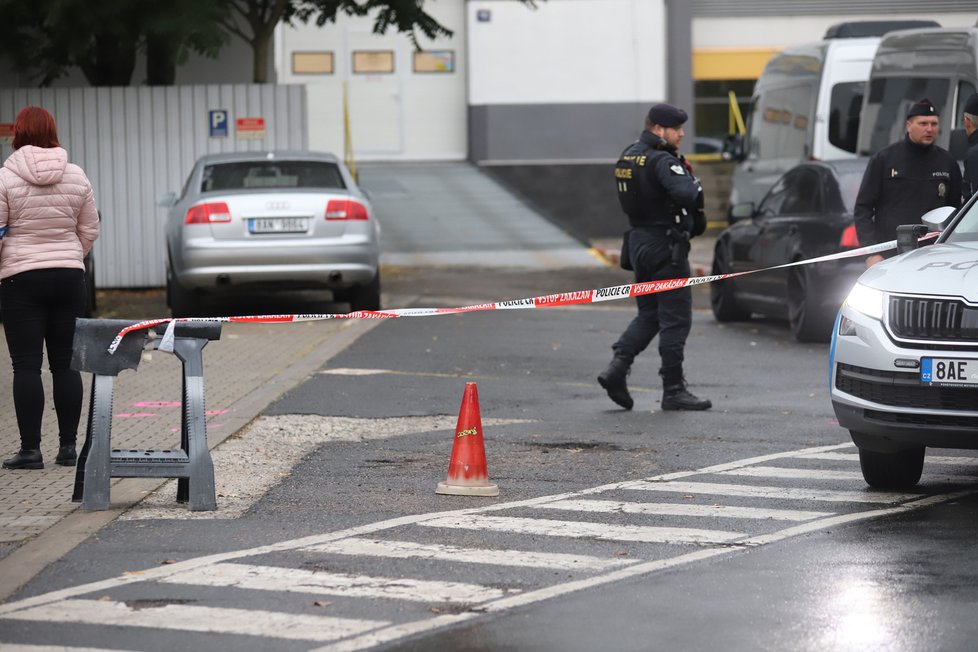 Pražští policisté v pondělí odpoledne zastavili ve Vysočanech řidiče podezřelého z krádeže motorového vozidla. Na kriminalisty začal autem najíždět a nezbylo jim nic jiného, než mu prostřelit pneumatiky. (11. října 2021)