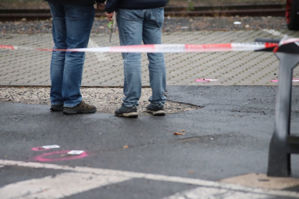 Pražští policisté v pondělí odpoledne zastavili ve Vysočanech řidiče podezřelého z krádeže motorového vozidla. Na kriminalisty začal autem najíždět a nezbylo jim nic jiného, než mu prostřelit pneumatiky. (11. října 2021)