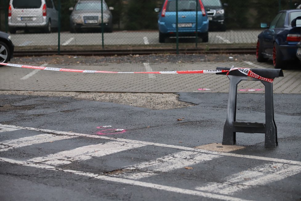 Pražští policisté v pondělí odpoledne zastavili ve Vysočanech řidiče podezřelého z krádeže motorového vozidla. Na kriminalisty začal autem najíždět a nezbylo jim nic jiného, než mu prostřelit pneumatiky. (11. října 2021)