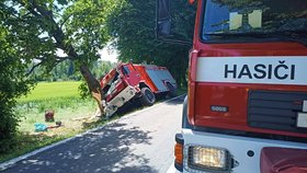 Vážná nehoda hasičského vozu u Ždírce nad Doubravou