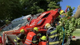 Německý hasič se na Vysočině vážně zranil: Kolegové pro něj přiletěli vrtulníkem z Berlína