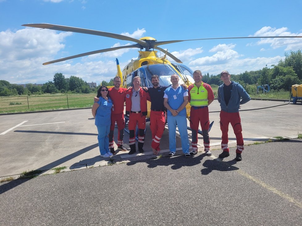 Pro zraněného hasiče do Hradce Králové přiletěli němečtí letečtí záchranáři.