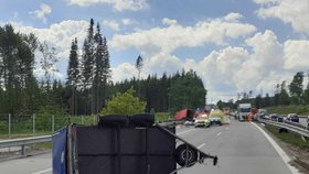 Při nehodě na dálnici D1 na Vysočině zemřeli dva lidé. (6. června 2022)