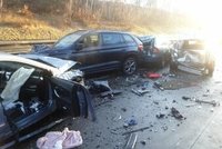 11 nabořených aut zastavilo provoz na D1: 6 zraněných! Kilometrové kolony