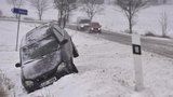Sněhová kalamita na Jablonecku: Fotbal nebude, auta kloužou po břečce