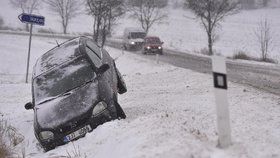 Čerstvý sníh komplikoval dopoledne 1. prosince dopravu po celé Vysočině. Na snímku je dopravní nehoda nedaleko Třeštic na Jihlavsku.